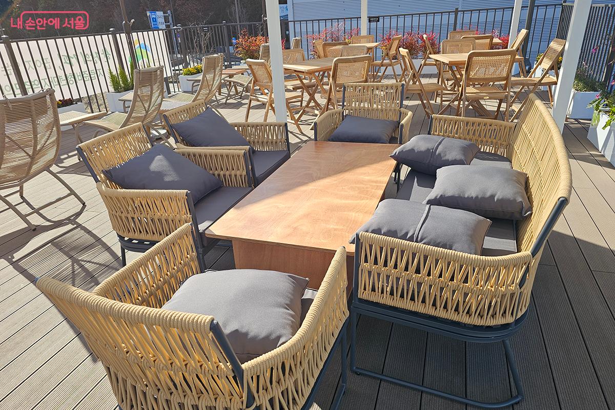 잠시 발걸음을 멈춰 숨을 돌리기에 딱 좋은, 작은 휴식의 포인트처럼 공간에 자연스럽게 스며든다. ©정향선