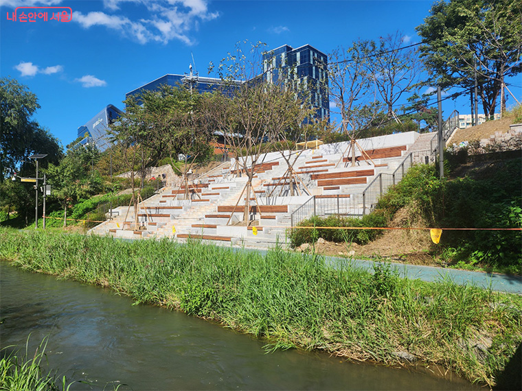 지난 12일부터 &lsquo;장지천 수변활력거점&rsquo;이 시민에 개방됐다.
