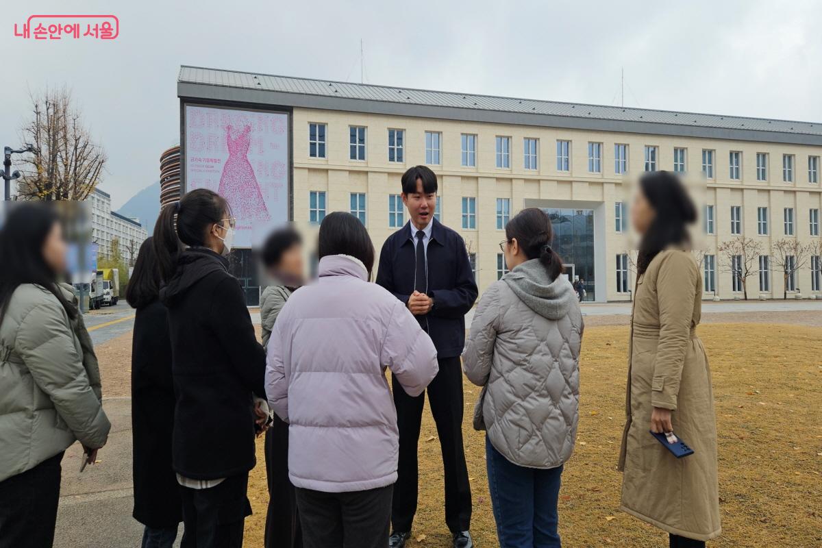 밖으로 나가 서울공예박물관 외관을 광각과 망원으로 찍었다. &copy;이선미