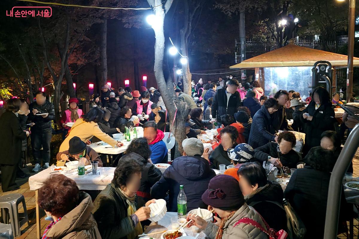 전야제의 첫 순서인 산천동부군당제 후 주민들이 산천동마을마당에 모여 음식을 나누었다. &copy;장승철