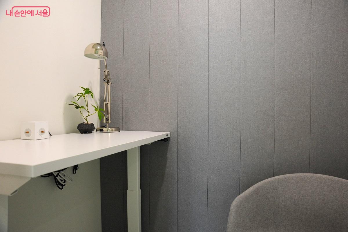 별도 공간에 마련한 ‘폰 부스’ 내부 ©조수봉