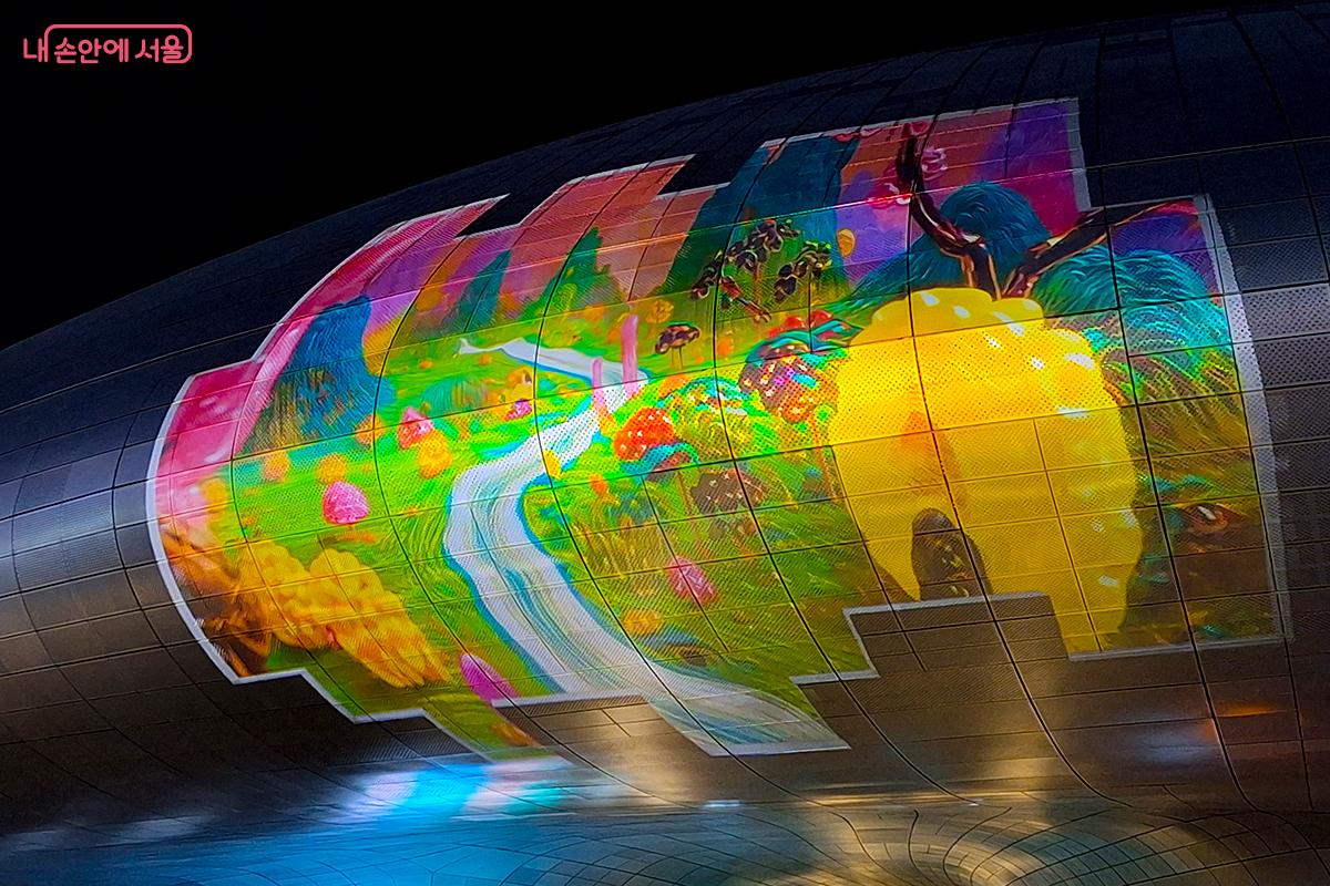 레이저와 프로젝션 매핑, 음향이 건축 구조와 결합된 몰입형 미디어아트를 선보인다. &copy;백승훈