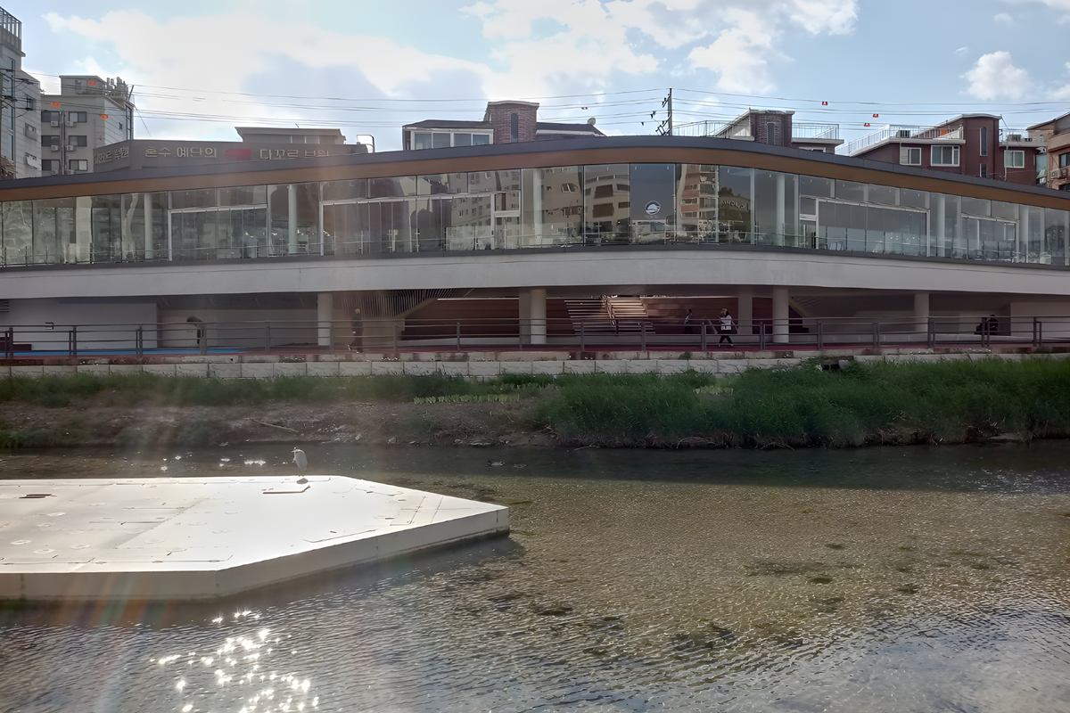 우이천 수변활력거점에 새로 생긴 감성공간! 책·음악·커피까지