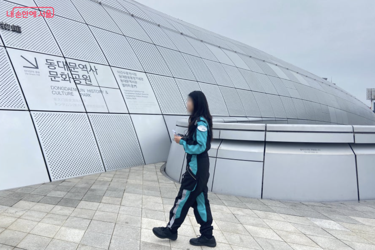 ‘DDP 루프탑 투어’는 전문 해설가와 함께했다. ©김경선