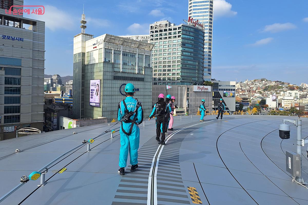 ' 2025 DDP 루프탑 투어'는 서울의 어제와 오늘, 그리고 미래를 몸소 '입고', '걸으며', '느끼는' 경이로운 경험을 선사한다. ©백승훈