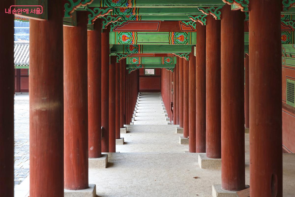 고궁의 구석구석에서 멋진 인생 사진을 남겨보자. ©김주연