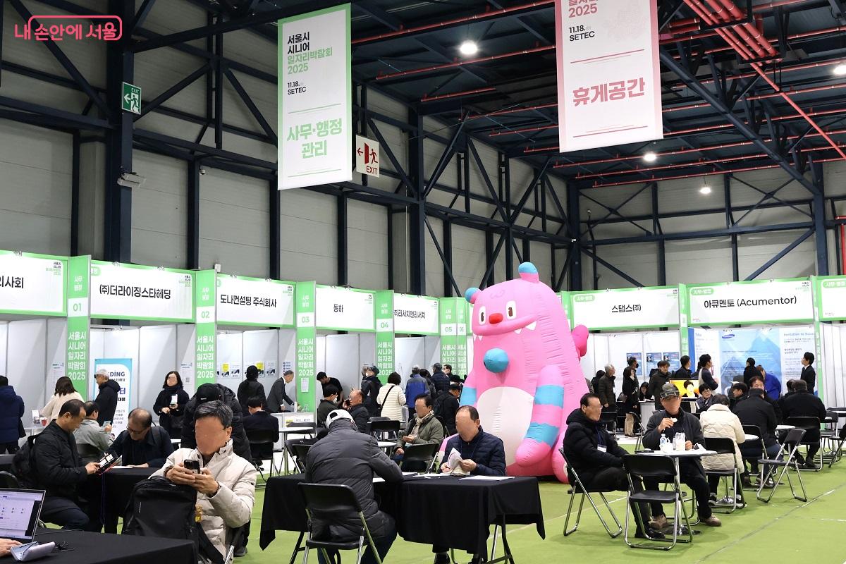 사전 모집을 통해 시니어 채용 의사가 확인된 70여 개가 참여했다. ©이봉덕 