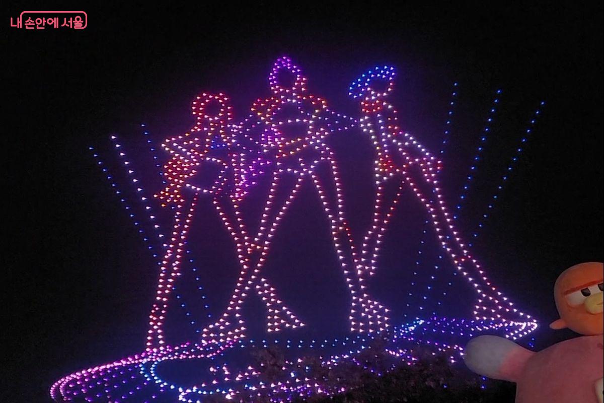 헌트릭스 멤버들의 무대 등장 장면으로 드론쇼가 시작되었다.ⓒ이동영