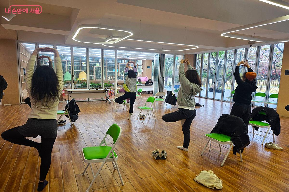 몸과 마음을 찬찬히 들여다보며 긍정과 회복의 에너지를 채우는 ‘서울숲 요가’ ©이정민