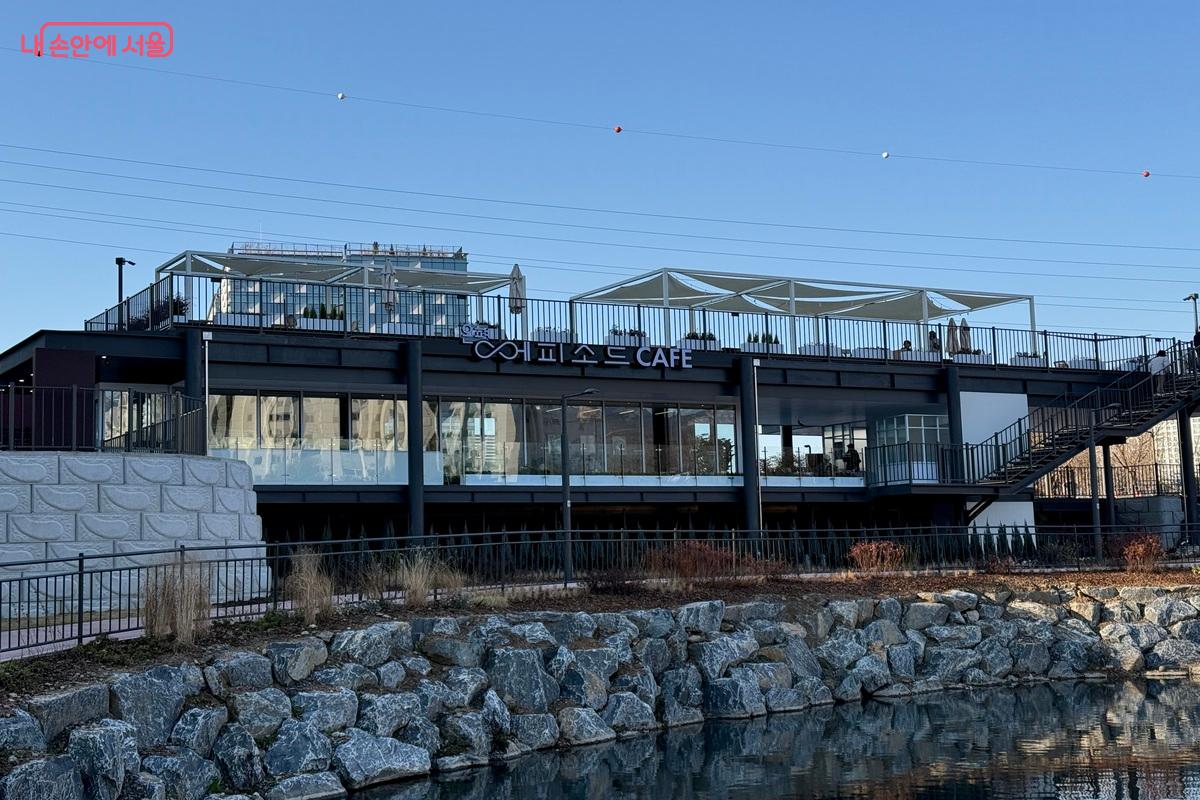 수변에서 즐기는 카페 '은평 에피소드' 외관 ©임수영