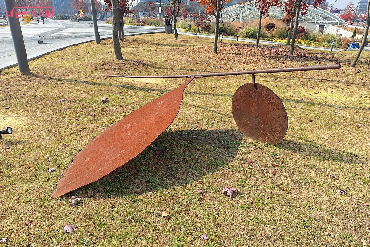 김황록 작가의 <사물의 꿈>. ‘사물’이라는 무생명도 꿈꾸는 존재임을 은유하며, 생명력과 환희를 전달한다. ©정향선