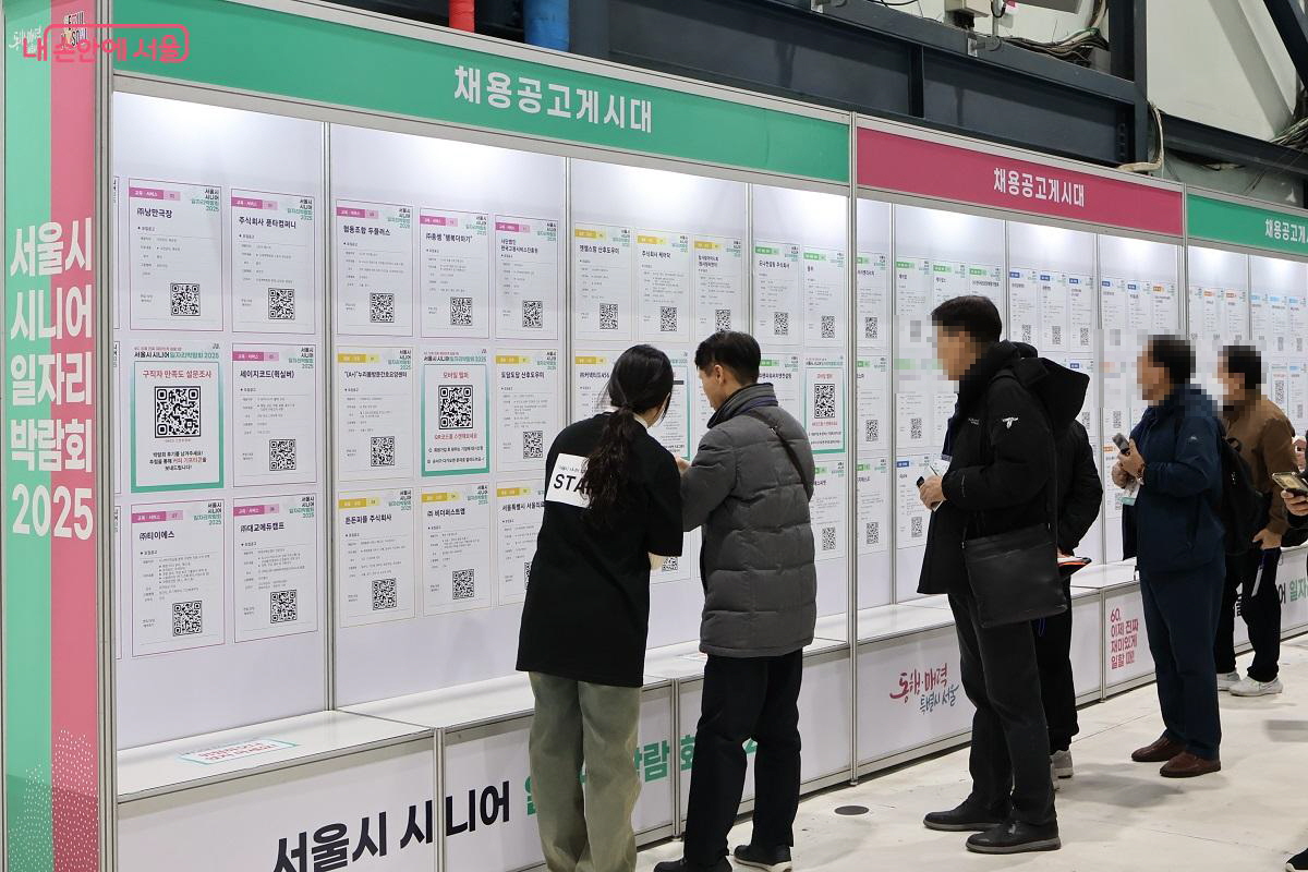 행사장 곳곳에 박람회 도슨트가 배치되어 안내하고 있다. ©이봉덕 