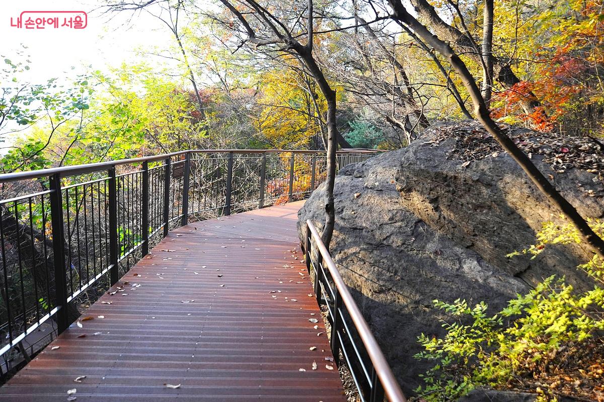 바위를 비껴 탐방로를 설치한 하늘숲길 ⓒ조수봉