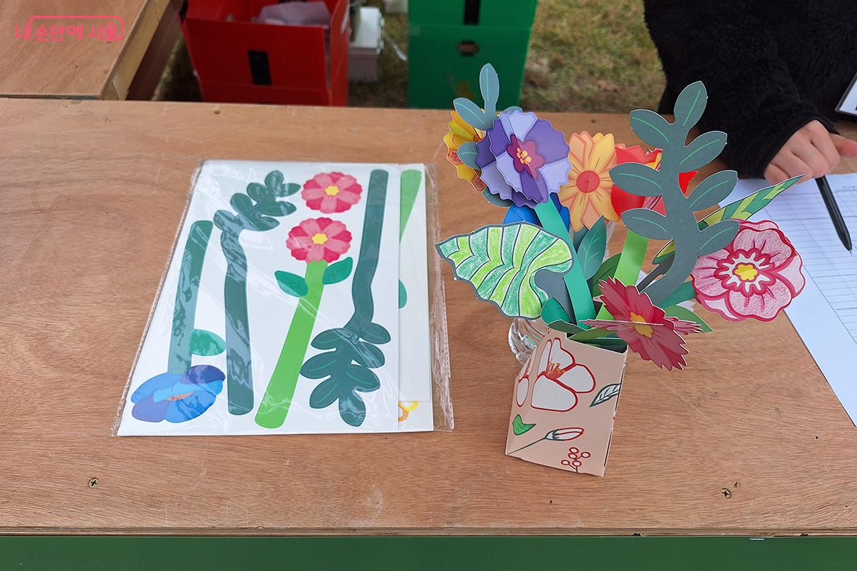 ‘향기 입체카드 만들기’에서 만든 다양한 색상과 향기의 입체카드 ©이혜숙