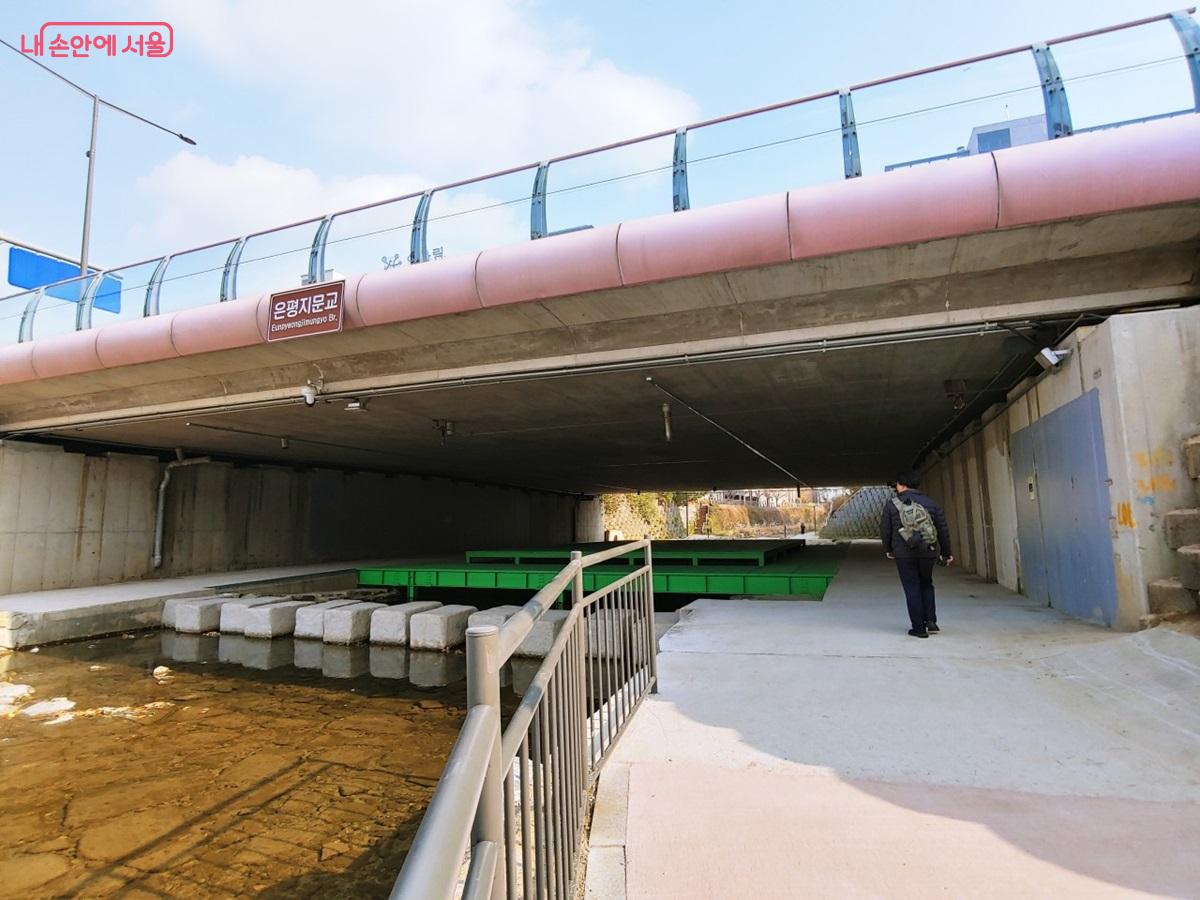 은평지문교 아래 조성된 '호반대청' ©엄윤주