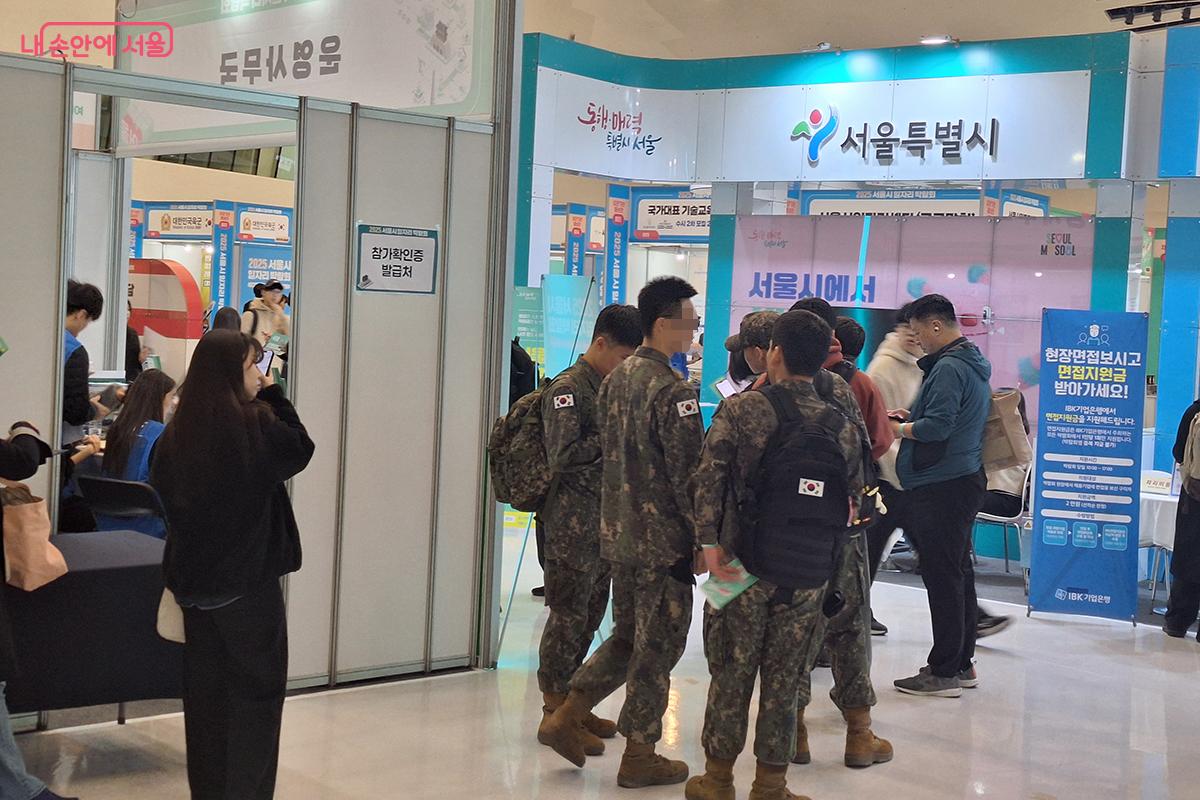 부스 주변에는 군 복무 중인 청년 구직자들도 취업 준비에 열정을 보였으며, 다양한 연령대와 배경의 구직자들이 참여해 활기찬 소통의 장이 형성되었다. ©이혜숙