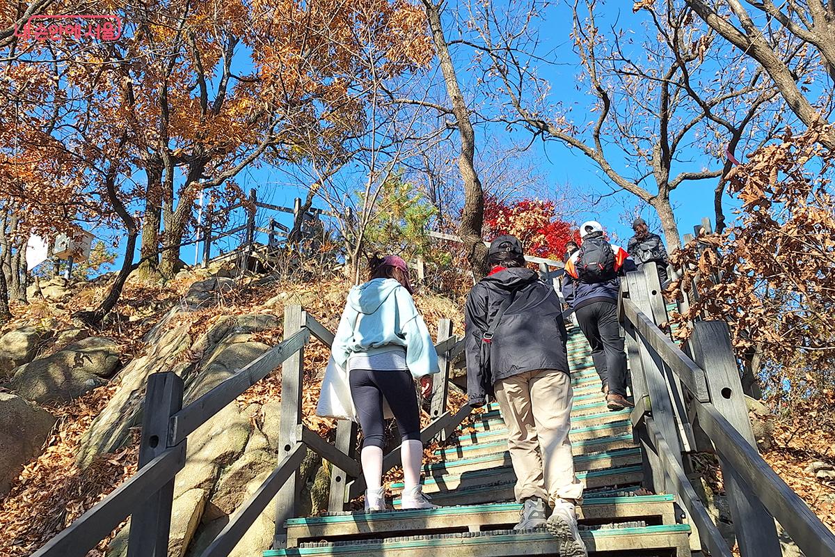 스카이워크를 둘러본 시민들은 용마산 정상까지 오르는 트레킹 코스도 즐길 수 있다. &copy;이혜숙