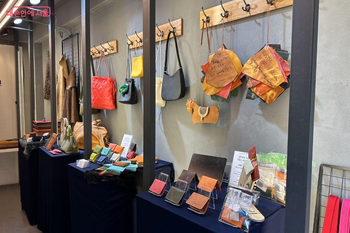 땀땀마켓에는 다양한 가죽제품이 판매되고 있다.©김재형