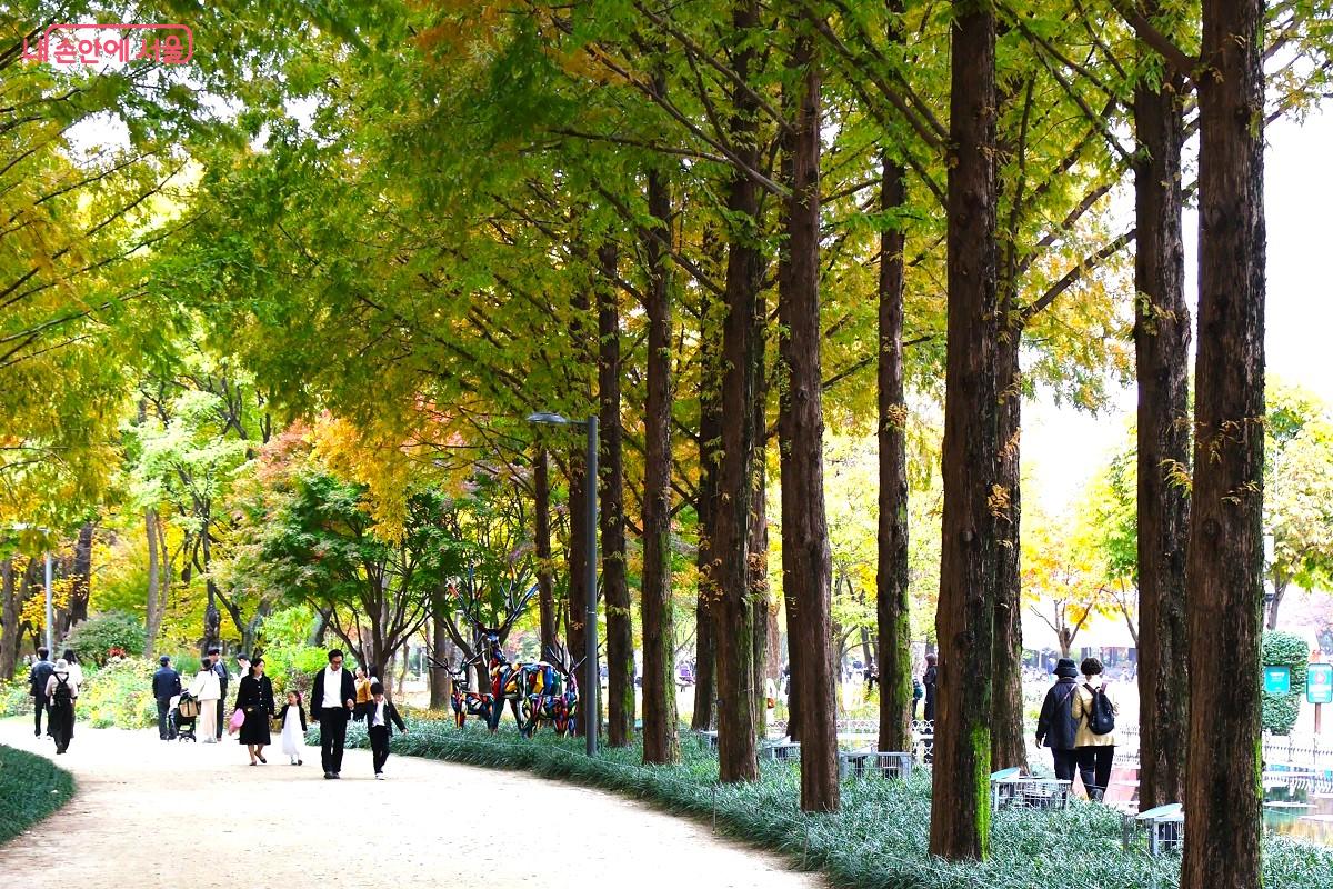 아이들과 온 가족이 함께 손잡고 즐겁게 공원을 거닐고 있다. ©이봉덕 