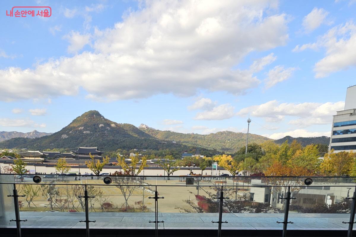 대한민국역사박물관 입구 방향에서 뒤를 돌아보면 탁 트인 풍경에 절로 감탄이 나온다. ©염지연