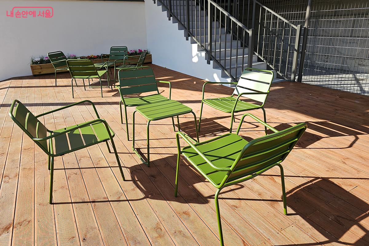 1층에는 포근한 햇살을 받아 반짝이는 철제 의자들이 아담하게 놓여 있다. ©정향선