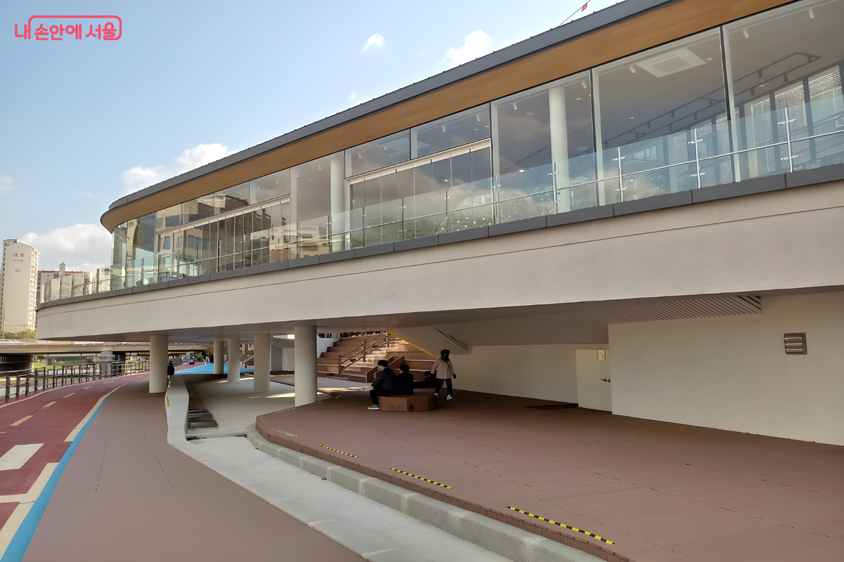 통창이 매력적인 '재간정'은 음악, 커피, 책을 즐길 수 있는 복합문화공간으로 조성되었다. ©김영주