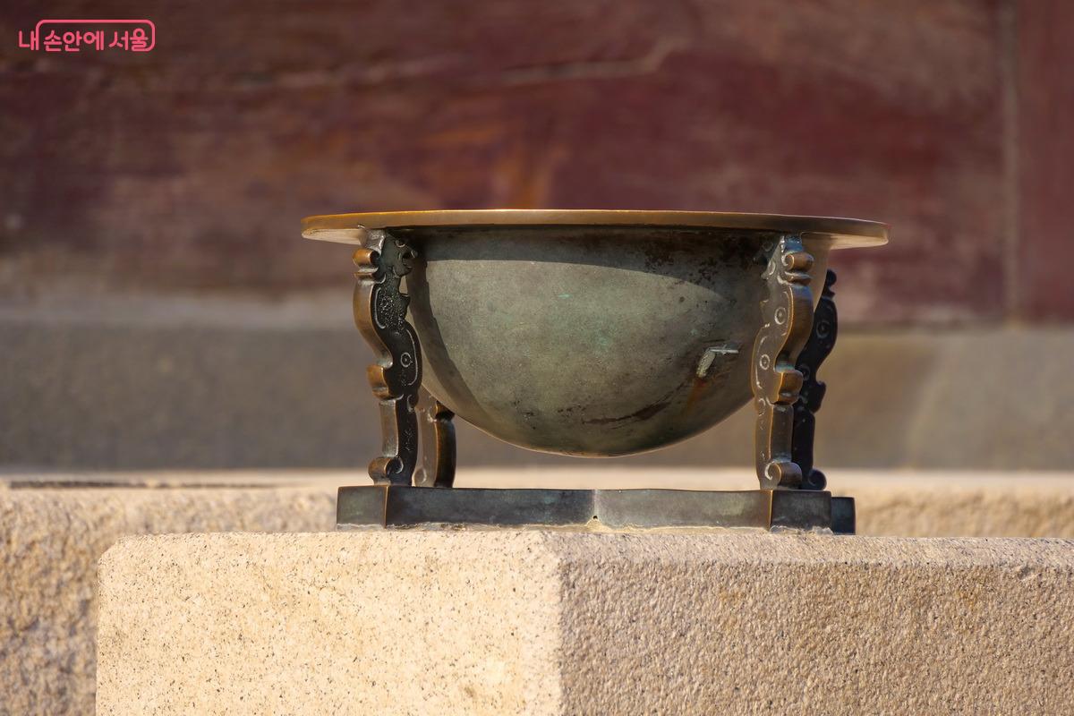 조선의 실용적 과학 기술과 왕실 공간의 상징성을 보여주는 사정전 앞 앙부일구 ©박성환