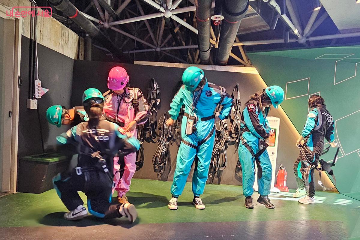 전문 가이드의 안내에 따라 헬멧과 안전 장비를 갖춘 뒤 출발했다. ©문청야