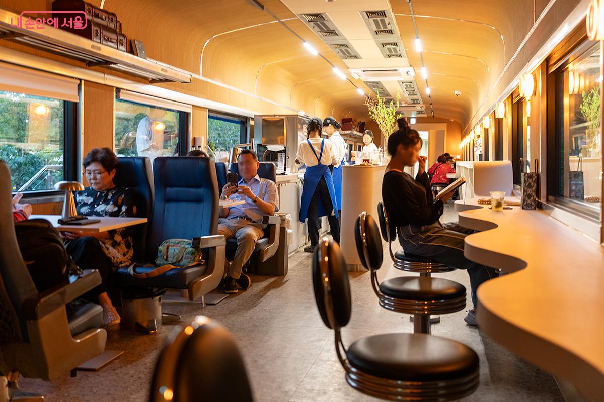 창 너머 펼쳐지는 풍경 덕에 실제로 여행을 떠난 듯한 설렘이 느껴진다. ©문청야