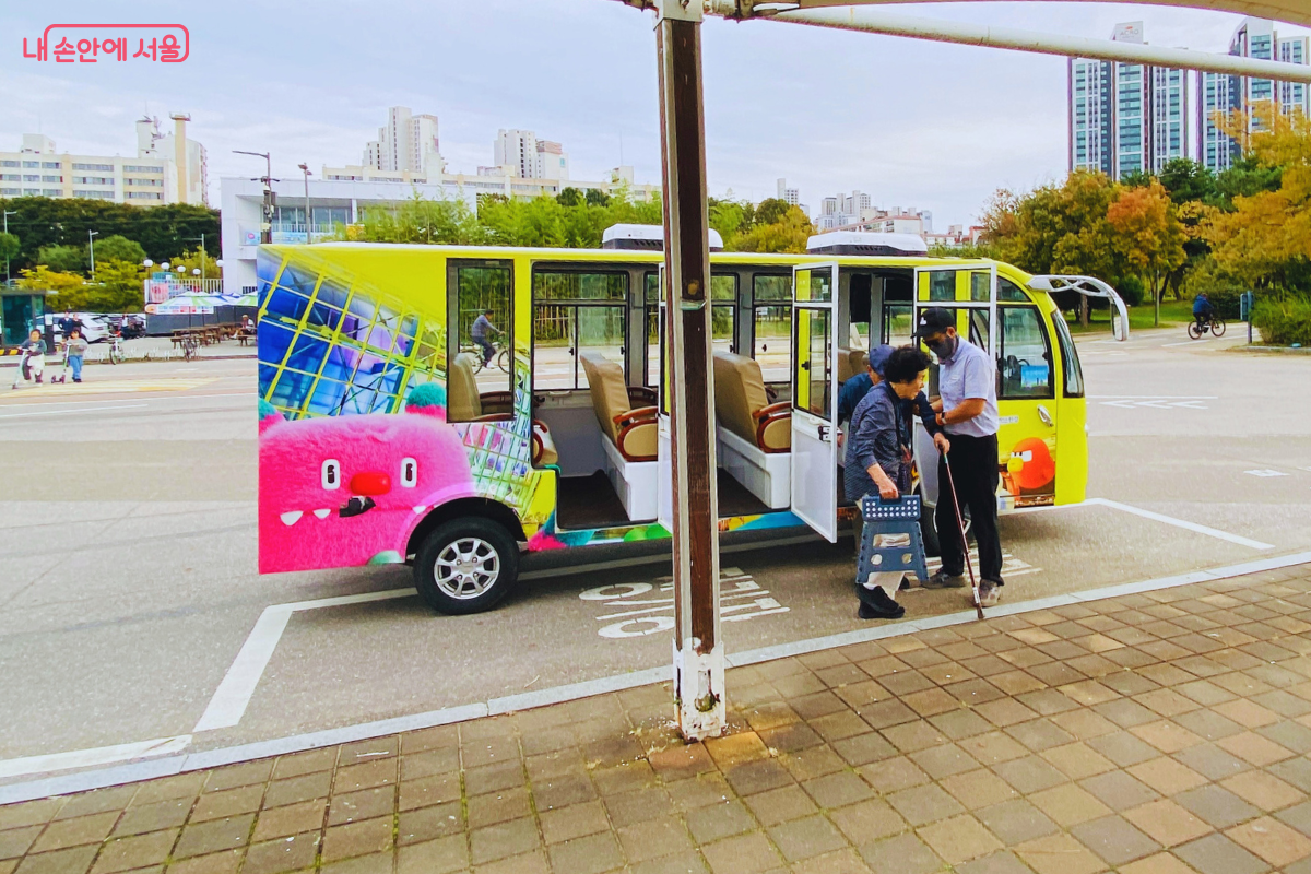 운전기사가 거동이 불편한 승객의 하차를 돕고 있다. &copy;양정화