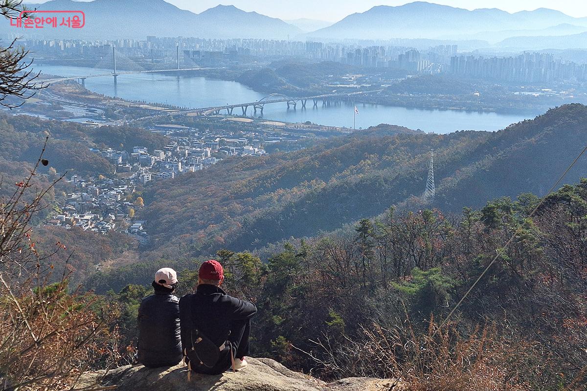 스카이워크 전망대에서 용마산 정상으로 향하는 길에서 만나는 한강 &copy;이혜숙