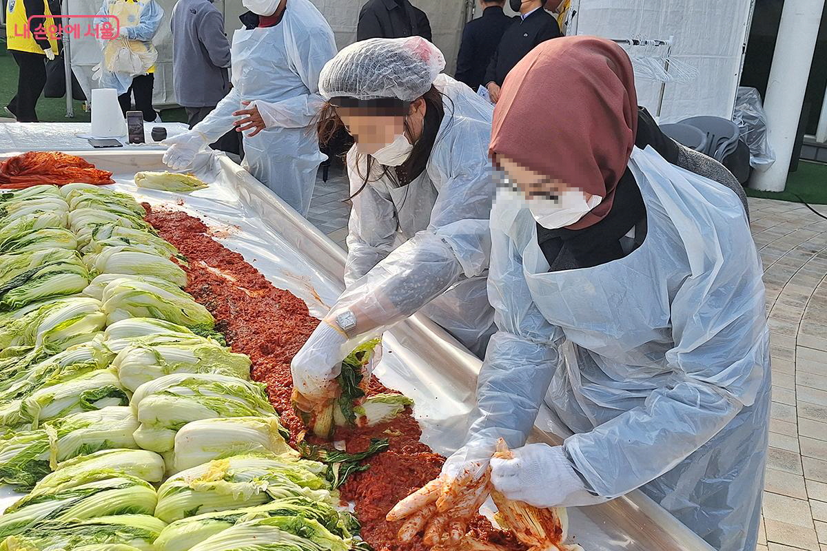 한국의 정을 느끼기 위해 행사에 참여한 외국인 자원봉사자들 &copy;정향선