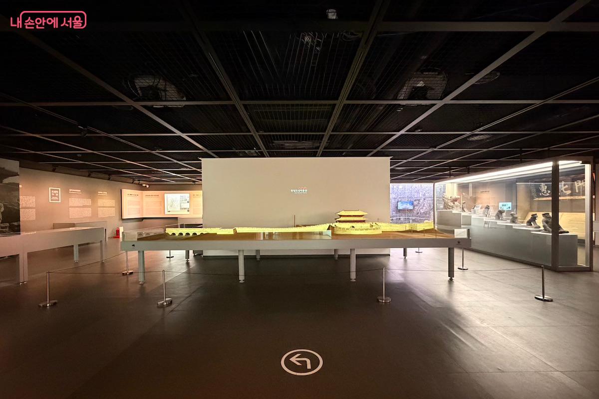 모형과 미디어를 활용한 전시를 통해 더욱 깊이 있게 도성의 역사를 파악할 수 있다. &copy;이종빈