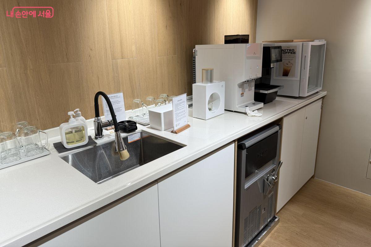 독서 라운지 내에 비치된 음료 바. 무료로 커피, 말차 등을 이용할 수 있다. ©황수민