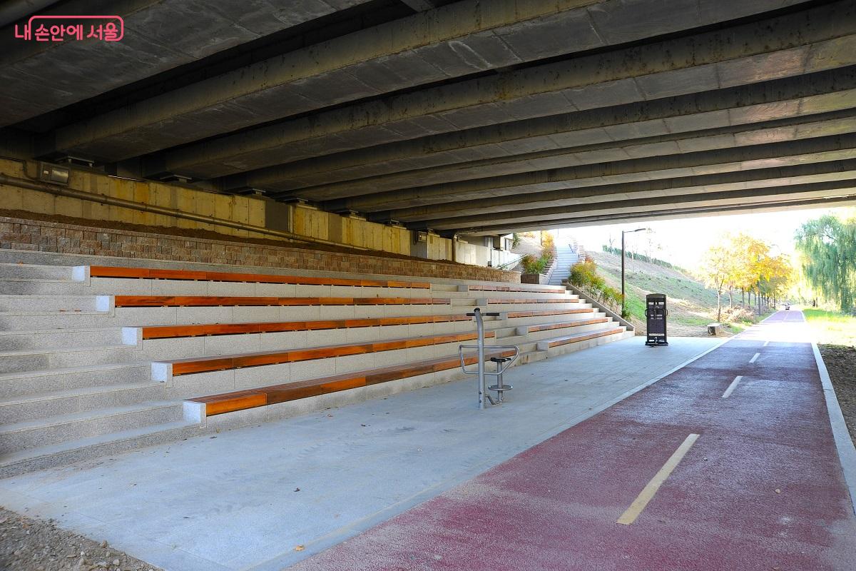 버들1교 하부 좌안에도 스탠드형 휴게 공간과 운동기구를 설치했다. ⓒ조수봉