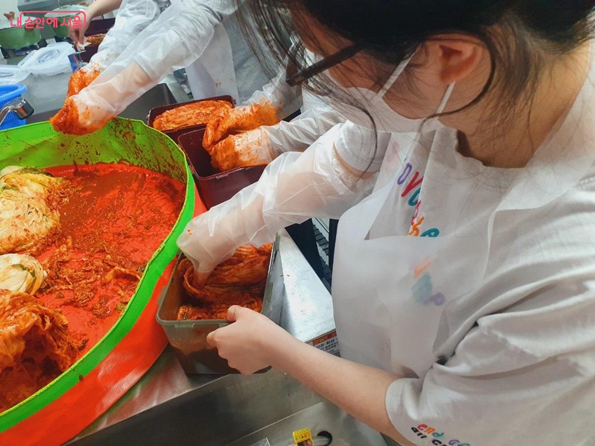 혼자서는 엄두를 내기 힘들었던 혼자 사는 청년들이 이 날은 함께 김장을 담갔다. ©엄윤주