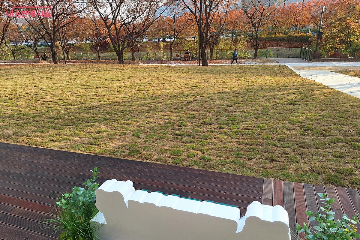 대형 에어컨 실외기 같은 구조물로 단절되었던 공간이 잔디마당으로 새롭게 탈바꿈했다. ©이혜숙