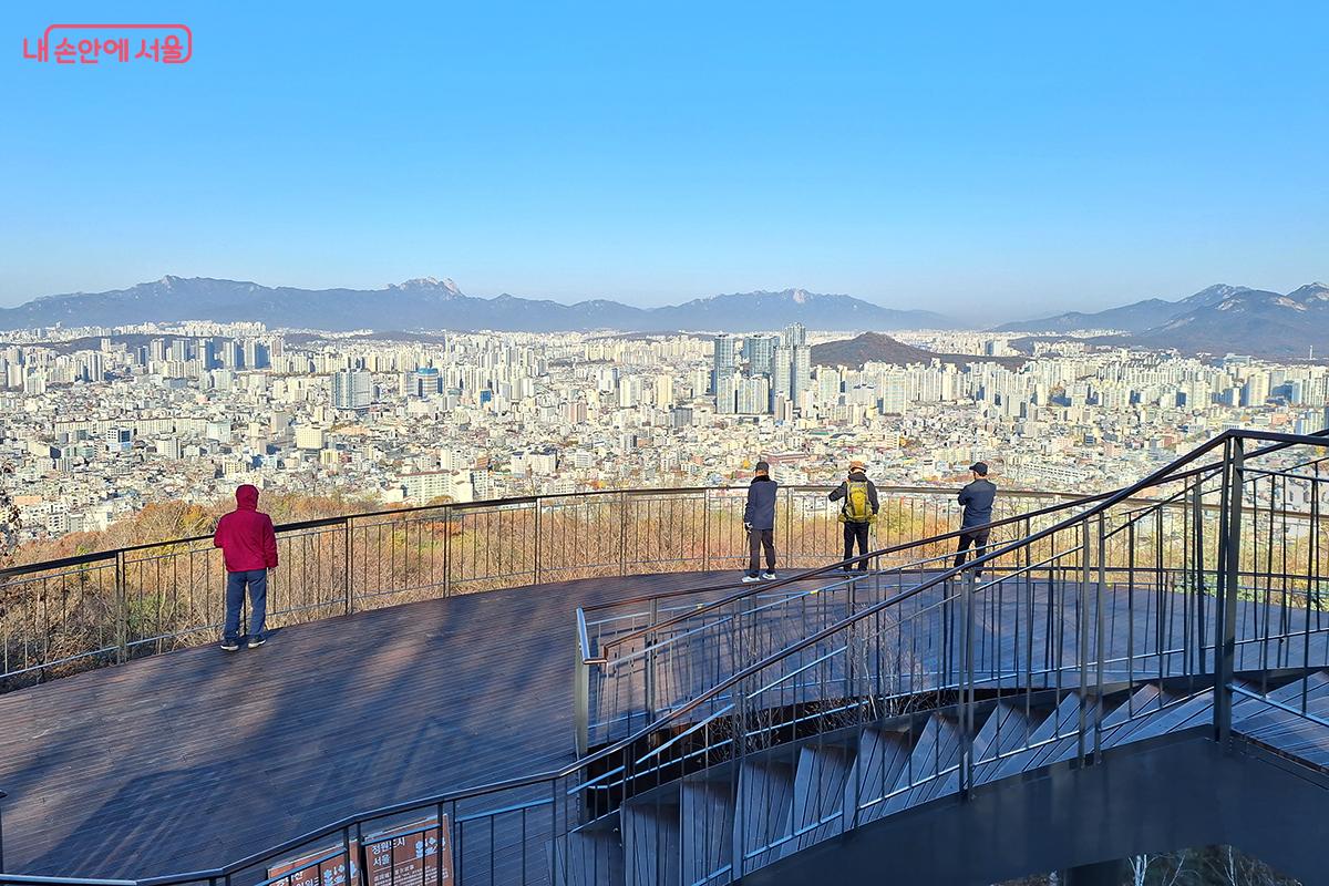 가장 높은 지점의 전망대에서는 도심 경관이 파노라마로 펼쳐진다. &copy;이혜숙  