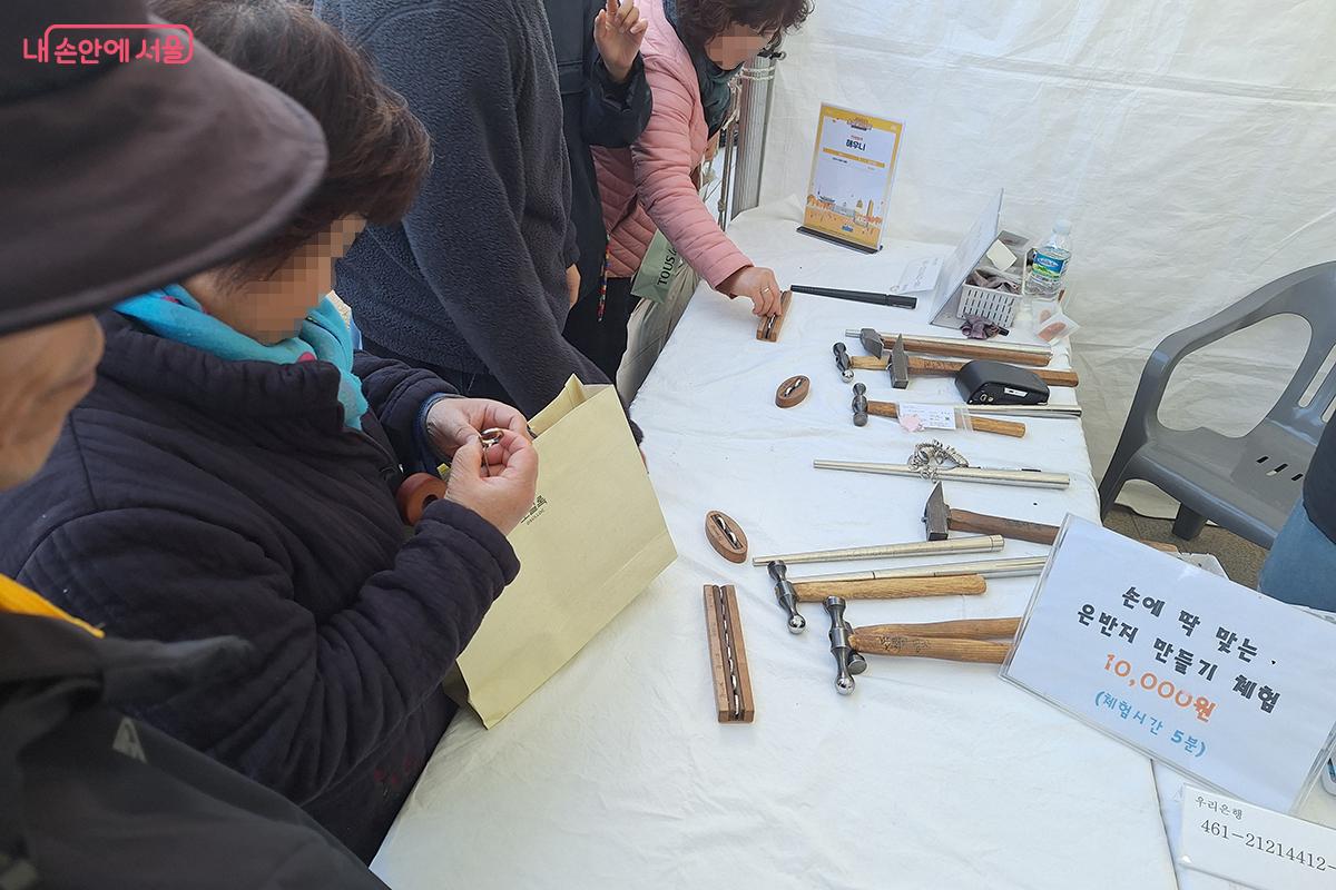 구로구에 위치한 '해우니(Haewoony) 금속 공예 공방' 부스에서 은반지를 직접 만들어보는 시간도 가져본다. &copy;정향선