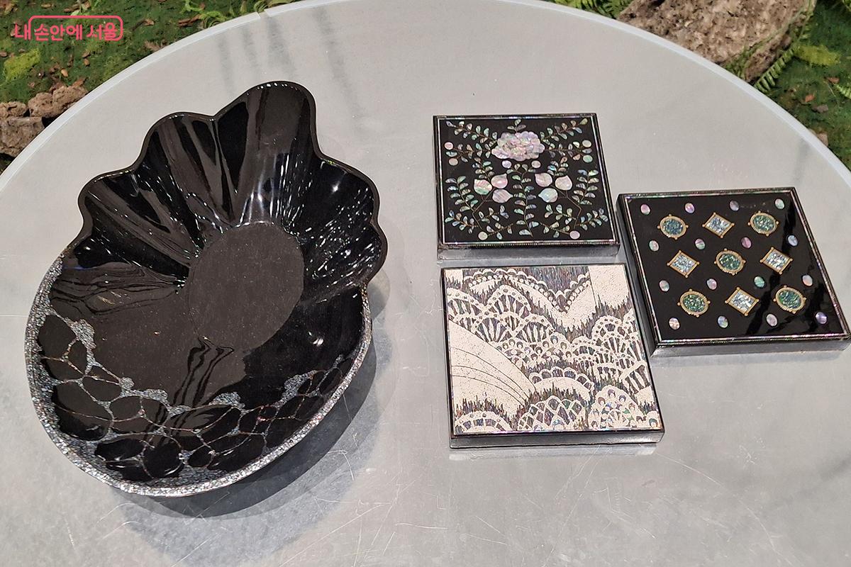 나전칠기의 섬세한 장식과 현대적 디자인이 직관적으로 어우러진 ‘투영’ ©이혜숙