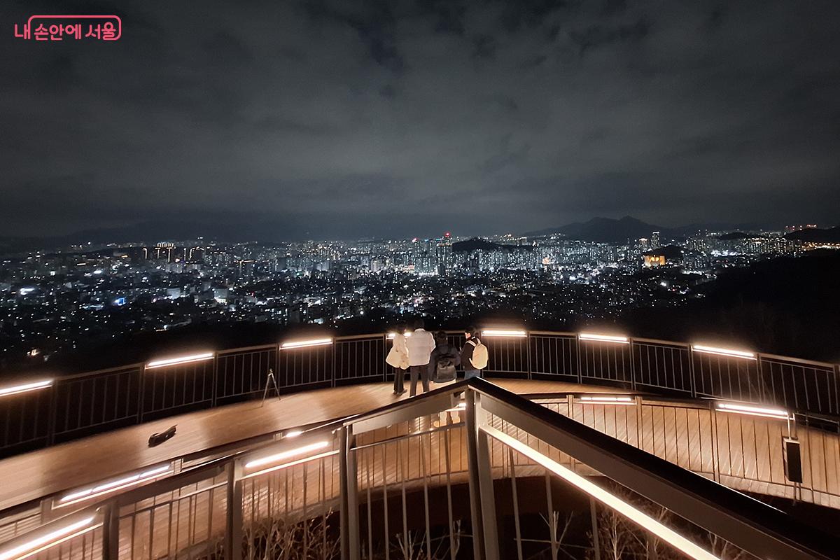 서울둘레길 2.0의 첫 결실, ‘용마산 스카이워크’가 전면 개방되었다. ©백승훈