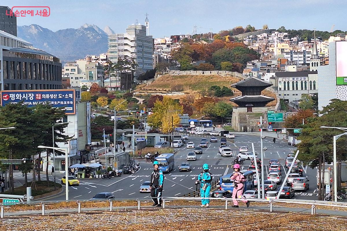 3구간 '파노라마'에서는 동대문 패션타운의 활기찬 에너지, 위엄 있는 흥인지문, 그리고 정겨운 신당동까지 서울의 다채로운 모습을 감상했다. ©백승훈