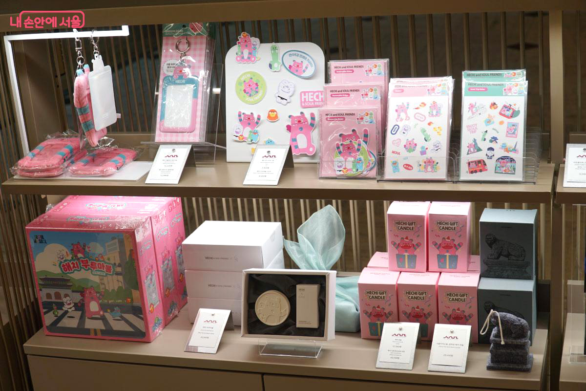 해치 캐릭터를 주제로 한 굿즈들 ©홍혜수