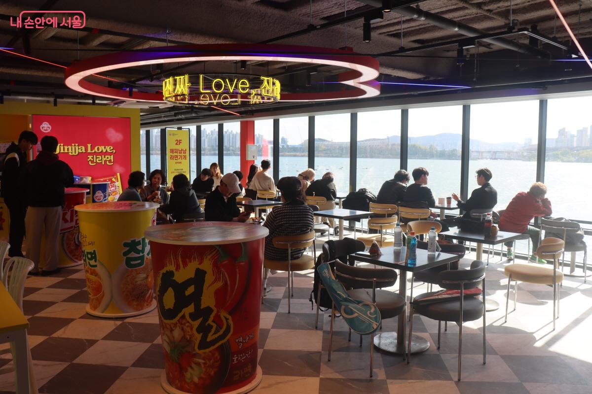 한강버스 뚝섬 선착장 2층에는 한강라면을 먹을 수 있는 공간이 마련됐다. &copy;조수연