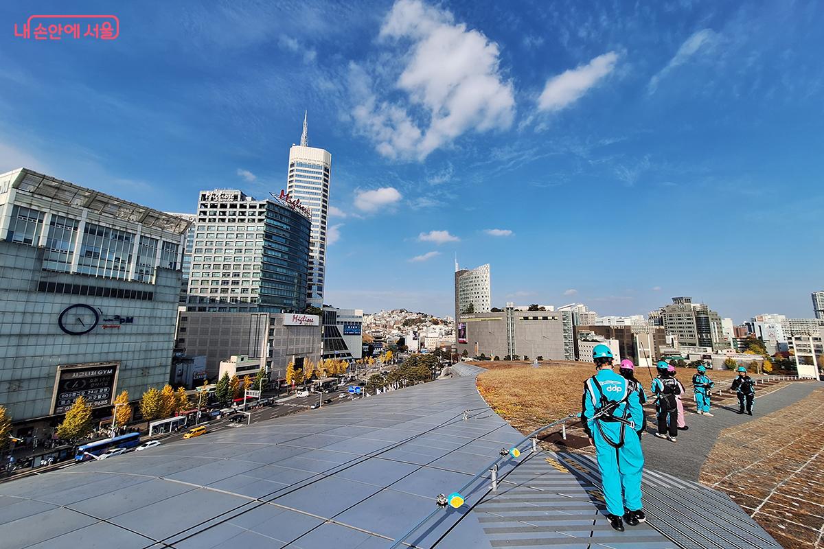 1구간 '디자인'에서는 남산, 을지로, 낙산으로 이어지는 서울의 웅장한 지형 축이 한눈에 들어온다. ©백승훈