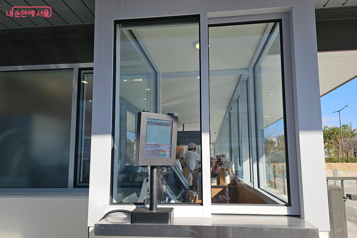 ‘은평 에피소드’는 드라이브 스루 특유의 경쾌한 동선을 살려, 차 안에서 주문부터 수령까지 매끄럽게 이어지는 편안한 서비스를 선사한다. ©정향선