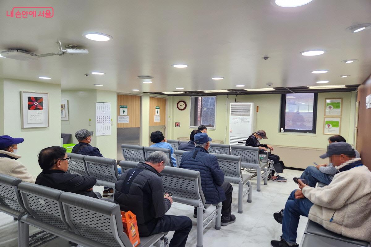 근골격계 질환으로 치료가 필요한 가사관리사에게 녹색병원에서 후속 치료를 지원하고 있다. ⓒ윤혜숙