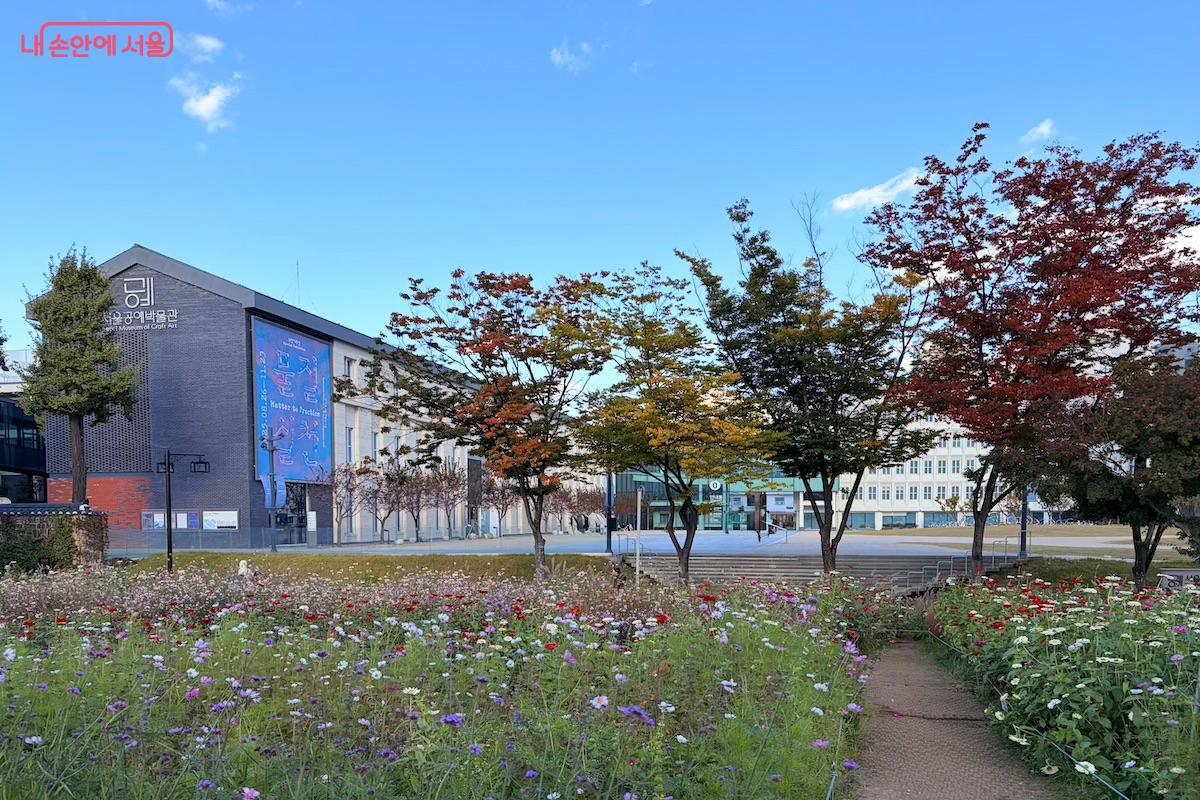 열린송현녹지광장의 바로 옆 터에 위치한 서울공예박물관 &copy;이종빈