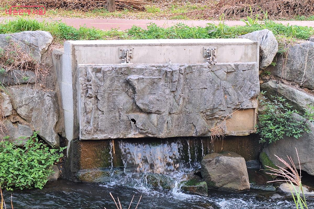 하천에 흘러드는 유수관 덮개도 자연 속 바위 모양의 친환경 소재로 변모했다. ©이혜숙