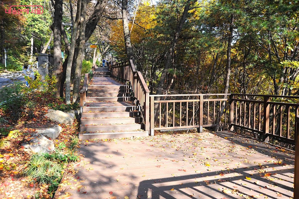 ‘건강정원’ 입구에서 본 ‘남산연결안전데크’ 시작점 ⓒ조수봉